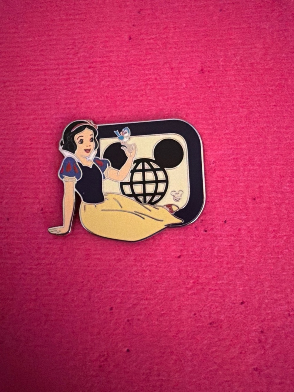 Walt Disney World Snow White Hidden Mickey Pin